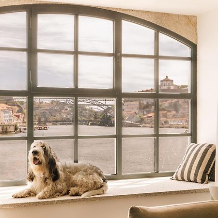 The Rebello Hotel & Spa - Small Luxury Hotels Of The World Vila Nova de Gaia Dış mekan fotoğraf A window with a dog