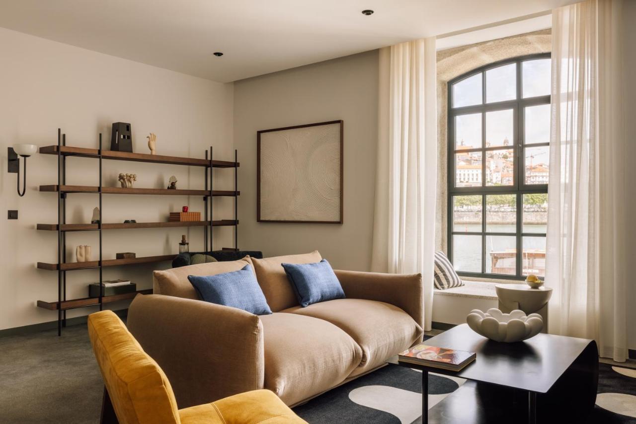 The Rebello Hotel & Spa - Small Luxury Hotels Of The World Vila Nova de Gaia Dış mekan fotoğraf The living room of a two-bedroom apartment at The Standard East Village