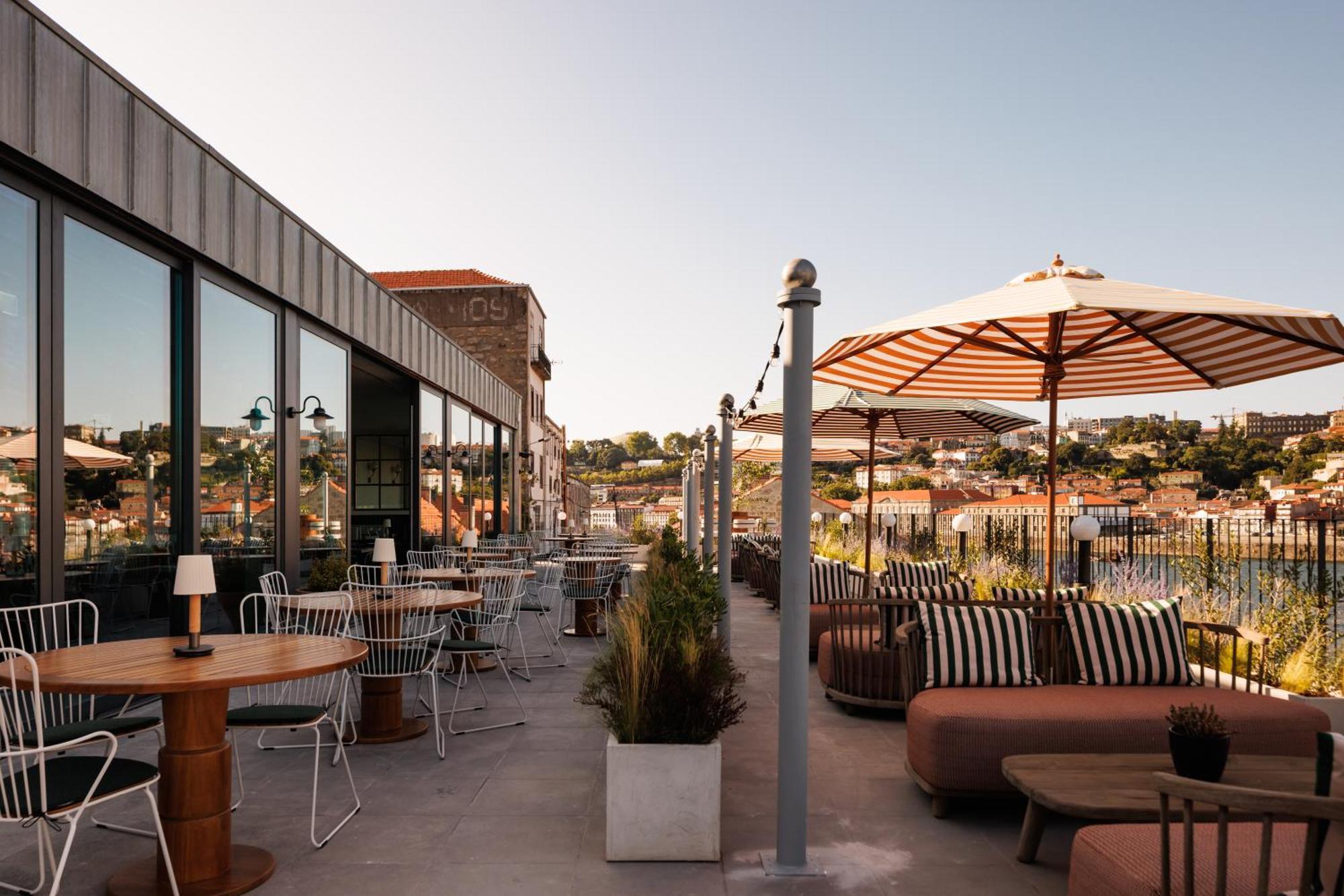 The Rebello Hotel & Spa - Small Luxury Hotels Of The World Vila Nova de Gaia Dış mekan fotoğraf The rooftop bar at the Hotel