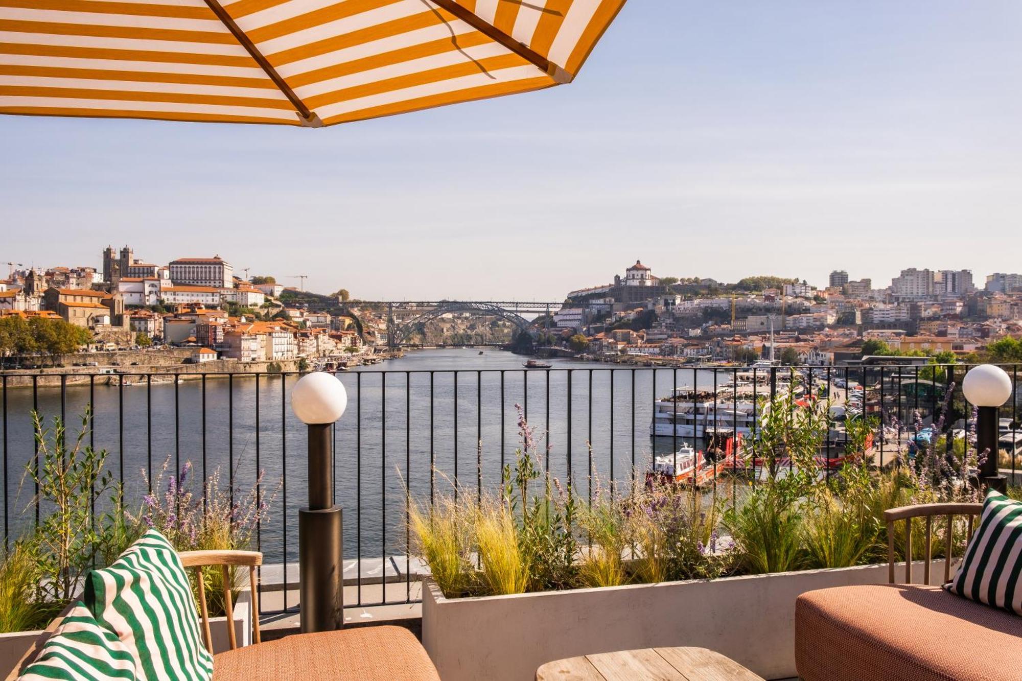 The Rebello Hotel & Spa - Small Luxury Hotels Of The World Vila Nova de Gaia Dış mekan fotoğraf The view from the hotel's rooftop terrace