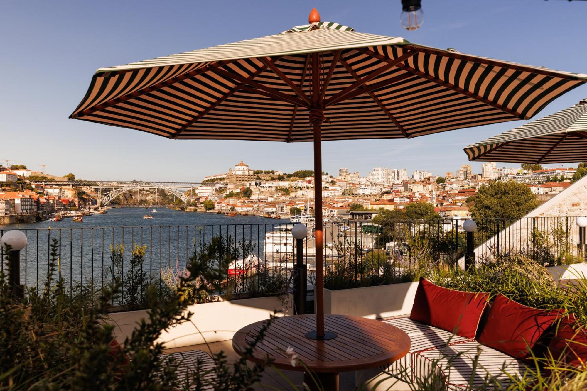 The Rebello Hotel & Spa - Small Luxury Hotels Of The World Vila Nova de Gaia Dış mekan fotoğraf View of the Acropolis from the hotel