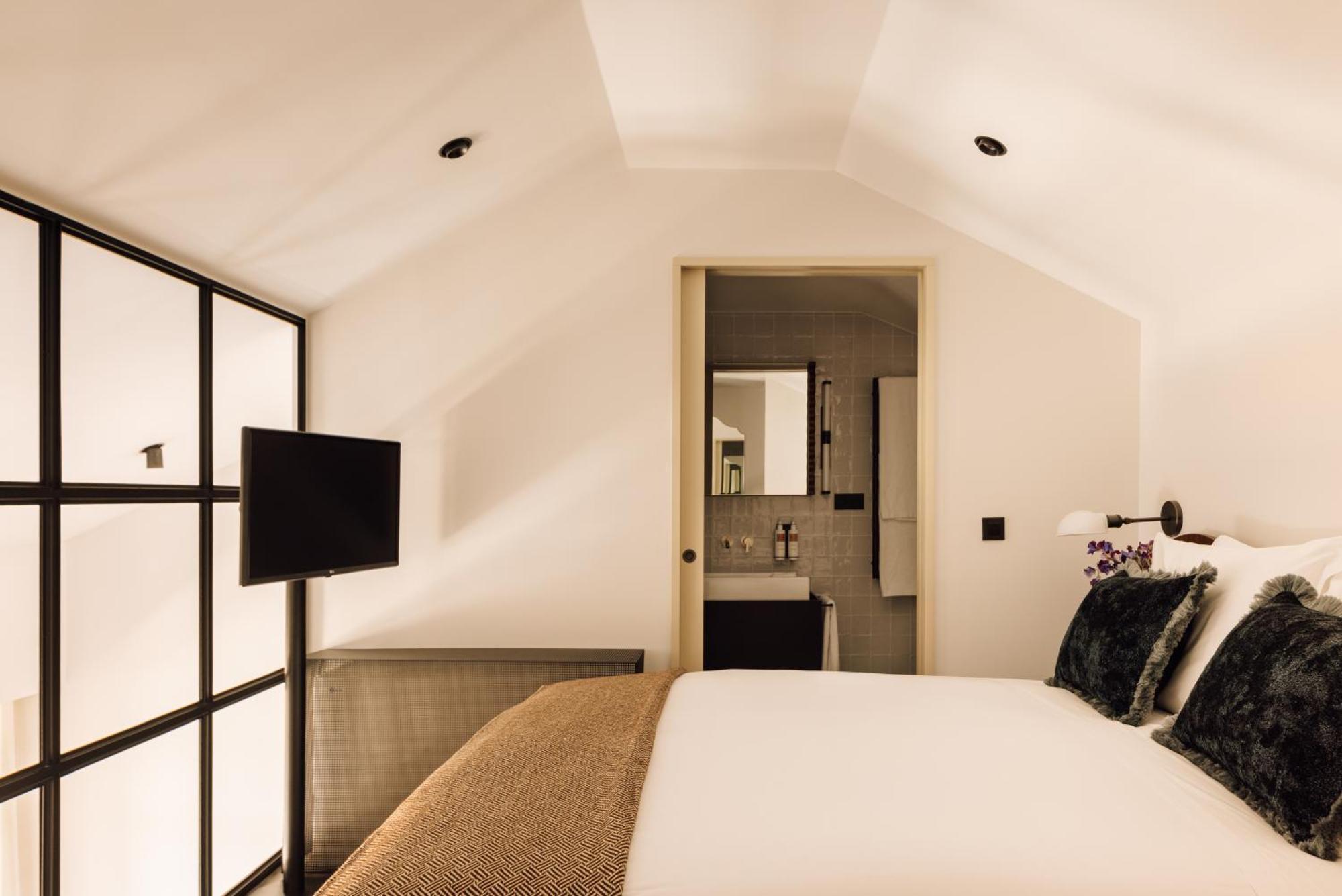 The Rebello Hotel & Spa - Small Luxury Hotels Of The World Vila Nova de Gaia Dış mekan fotoğraf A bedroom at the hotel