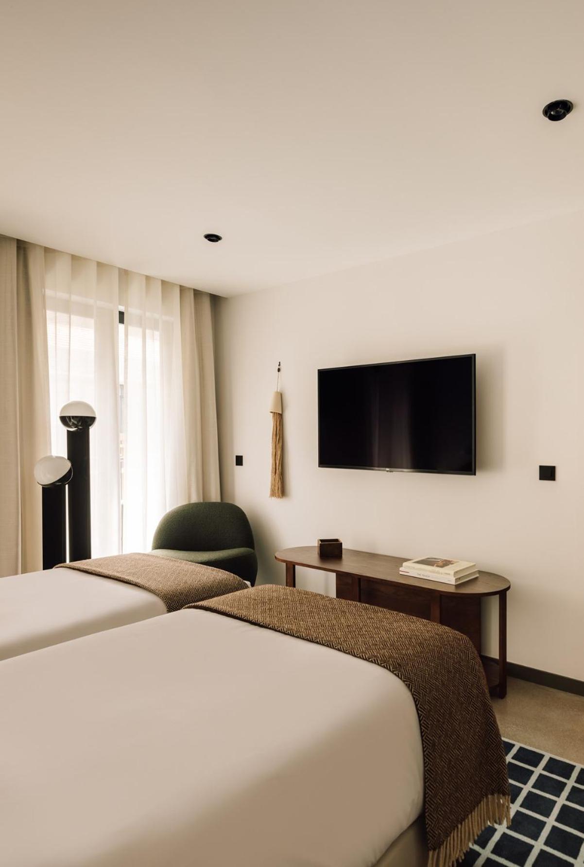 The Rebello Hotel & Spa - Small Luxury Hotels Of The World Vila Nova de Gaia Dış mekan fotoğraf A television mounted on a wall