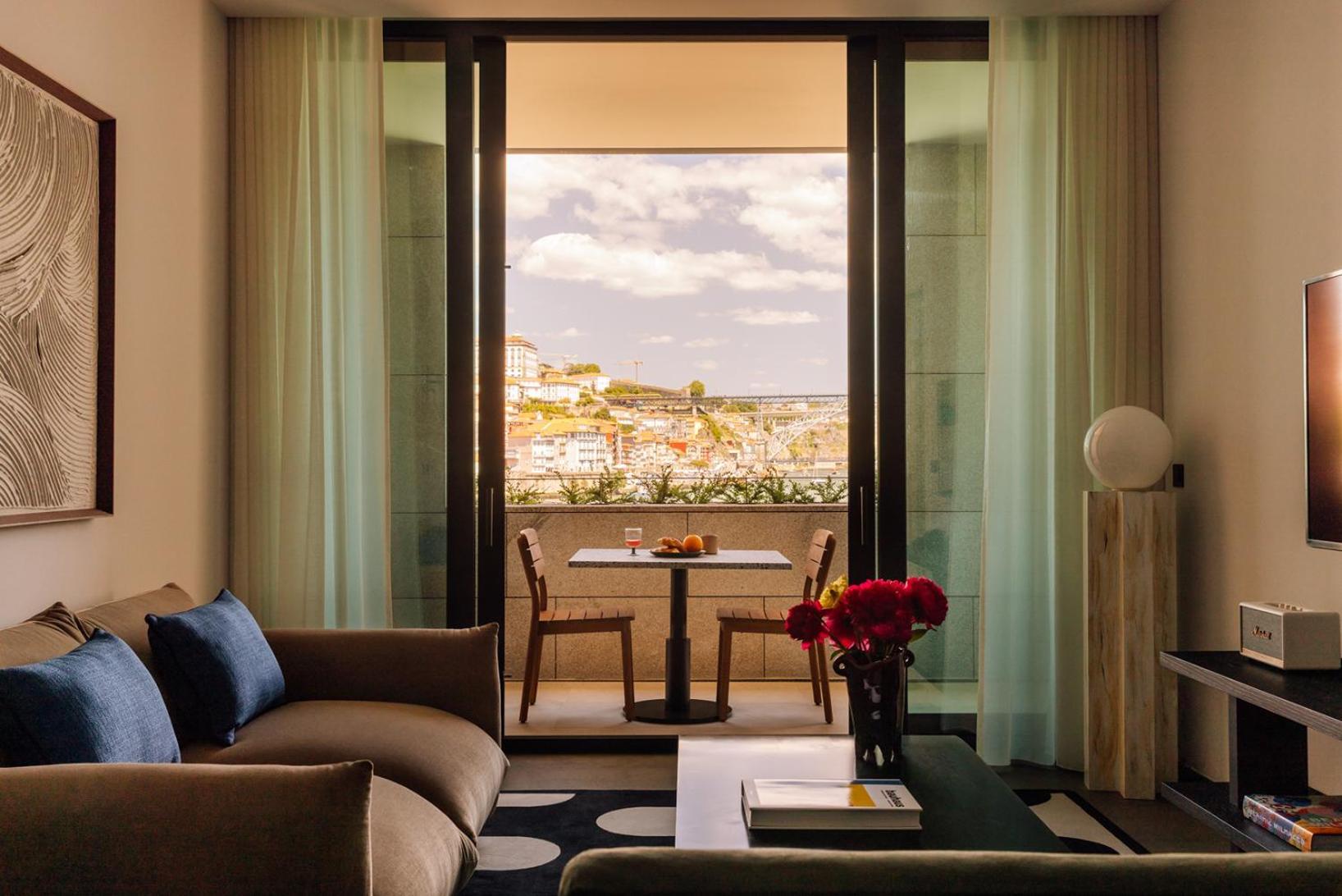 The Rebello Hotel & Spa - Small Luxury Hotels Of The World Vila Nova de Gaia Dış mekan fotoğraf A suite at the Four Seasons Hotel, Athens